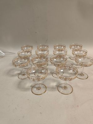 un grand nombre de verres posés sur une table