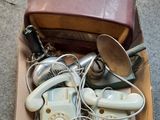 une boîte contenant tout un tas de vieux téléphones