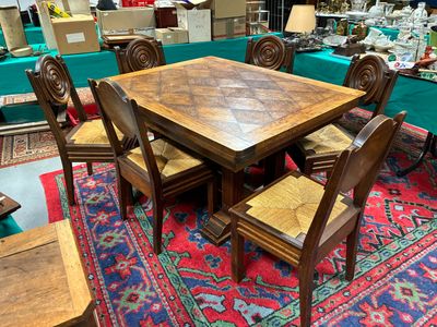 une table avec des chaises et un tapis dans un magasin