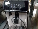 une photo d'une machine à café exposée dans un magasin