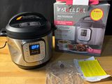 une photo d'une boîte d'Instant Pot posée sur une table en bois