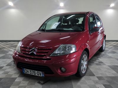 la photo d'une voiture rouge garée dans un garage