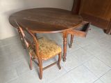 une petite table et deux chaises dans un coin de la pièce