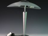 l'image d'une lampe posée sur une table