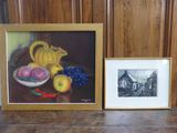 deux photos encadrées représentant des fruits et un bol de fruits posé sur une table