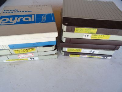 trois boîtes empilées les unes sur les autres