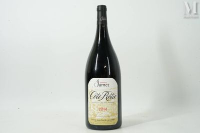 une bouteille de vin posée sur une table
