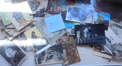 une pile de vieilles photos posée sur une table