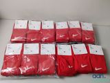 plein de chaussettes Nike rouges posées sur une table blanche