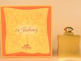 l'image d'un flacon de parfum posé à côté d'une boîte