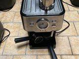 une cafetière posée sur le carrelage d'une cuisine