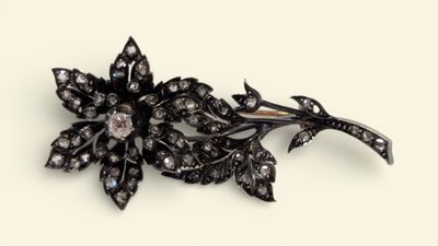 Broche Fleur en or jaune 18K (750/°°) et platine entièrement…