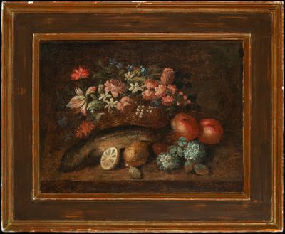tableau représentant une nature morte avec du poisson, des fleurs et des fruits posés sur une table