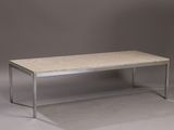 une image représentant une table avec un plateau en marbre et des pieds en métal