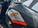 une moto garée devant un mur recouvert de graffitis