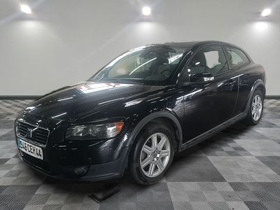 la photo d'une voiture noire sur un sol en damier