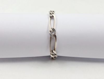 bracelet à chaîne en argent posé sur une serviette, sur fond blanc