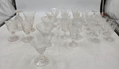 un grand nombre de verres posés sur une table