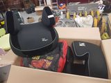 un siège auto dans un carton contenant d'autres articles