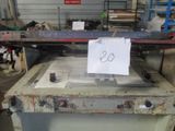 une photo d'une machine sur laquelle est accrochée une pancarte