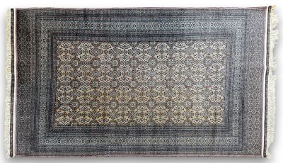 un grand tapis avec un motif au milieu