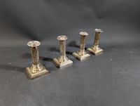 Lot de quatre bougeoirs en métal argenté simulant des colonn… (photo 2)