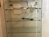 une vitrine en verre dans un coin de la salle de bains