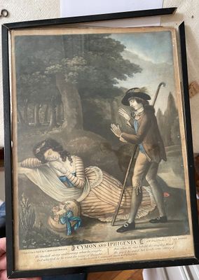 une photo d'un homme tenant une photo d'un homme allongé sur un lit