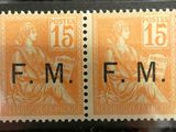 un gros plan sur deux timbres posés sur une surface noire