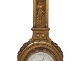 une horloge dorée sur fond blanc, avec un fond blanc