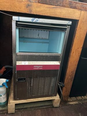 une petite machine à glaces posée dans un coin de la pièce