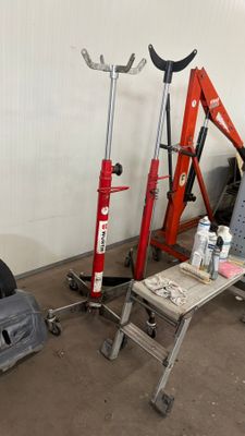 trois types différents de scooters dans un garage