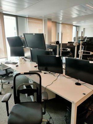 deux écrans d'ordinateur posés sur le bureau de ce bureau