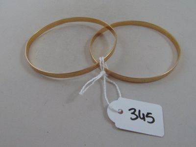 deux bagues en or auxquelles est attachée une étiquette de prix