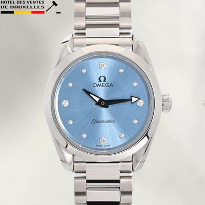 une image montrant un gros plan d'une montre-bracelet au cadran bleu