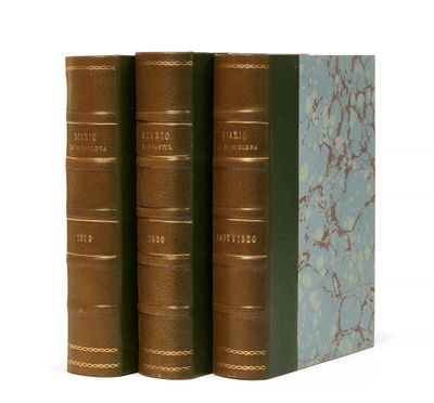 trois livres sont empilés sur une surface blanche