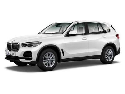 un SUV BMW blanc garé sur un fond blanc