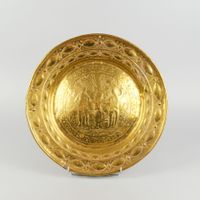 Plat d'offrandes en laiton estampé, repoussé à décor d'Adam …