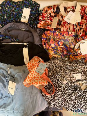 beaucoup de vêtements qui traînent par terre