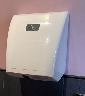 un distributeur de papier toilette fixé au mur de la salle de bains