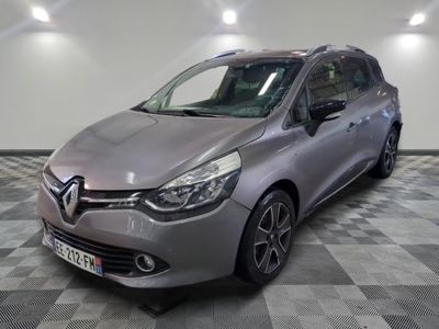 la voiture grise est garée dans le garage sur un sol en damier