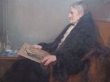 tableau représentant une vieille femme assise sur une chaise, tenant un livre