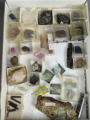 une boîte remplie de cailloux et d'autres objets qui s'y trouvent