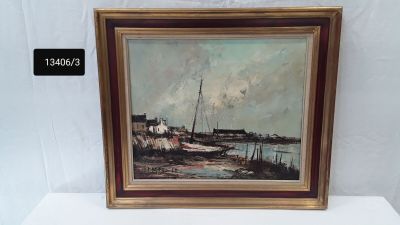 une peinture à l'huile représentant un voilier sur l'eau, dans un cadre doré