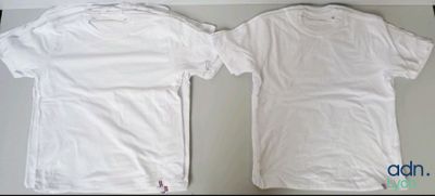 deux t-shirts blancs posés l'un à côté de l'autre sur une table
