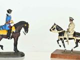 deux figurines représentant un homme à cheval et un homme à cheval