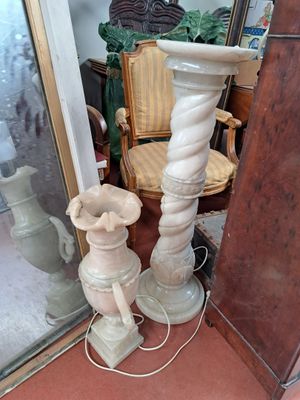 deux vases blancs posés l'un à côté de l'autre sur le sol