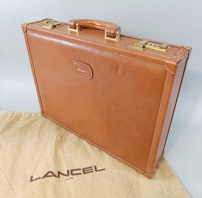 porte-documents en cuir beige avec un sac en toile beige et une étiquette beige