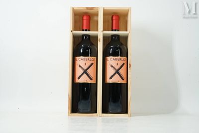deux bouteilles de vin rouge dans un coffret en bois posé sur une surface blanche