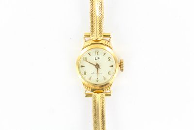 une image d'un gros plan d'une montre-bracelet sur un fond blanc